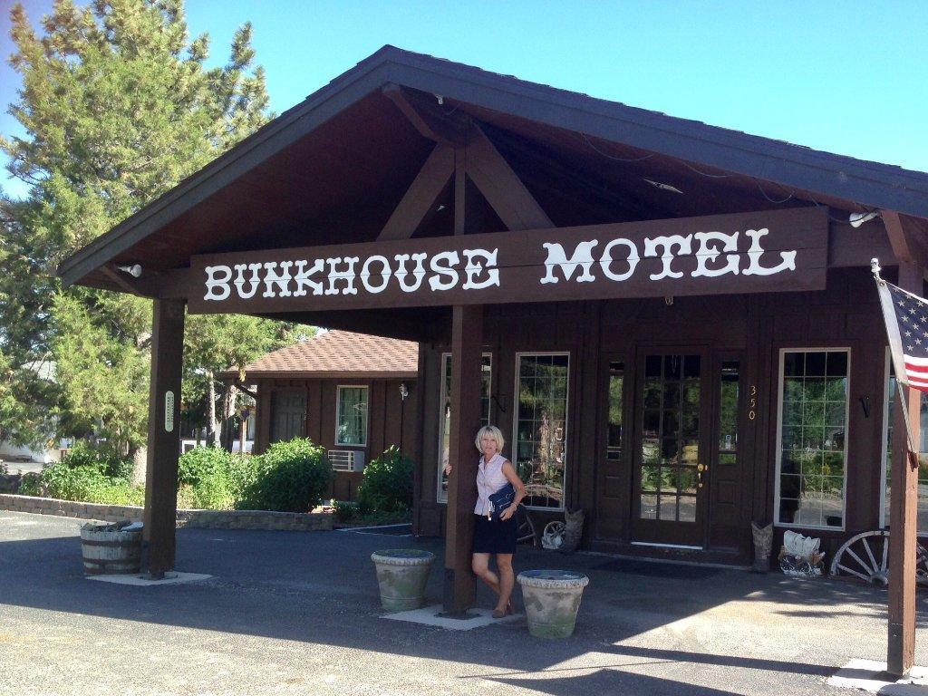 Bunkhouse Motel Guernsey Exterior photo